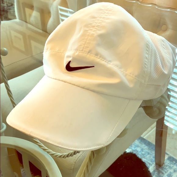 Nike Feather lite cap NWOT